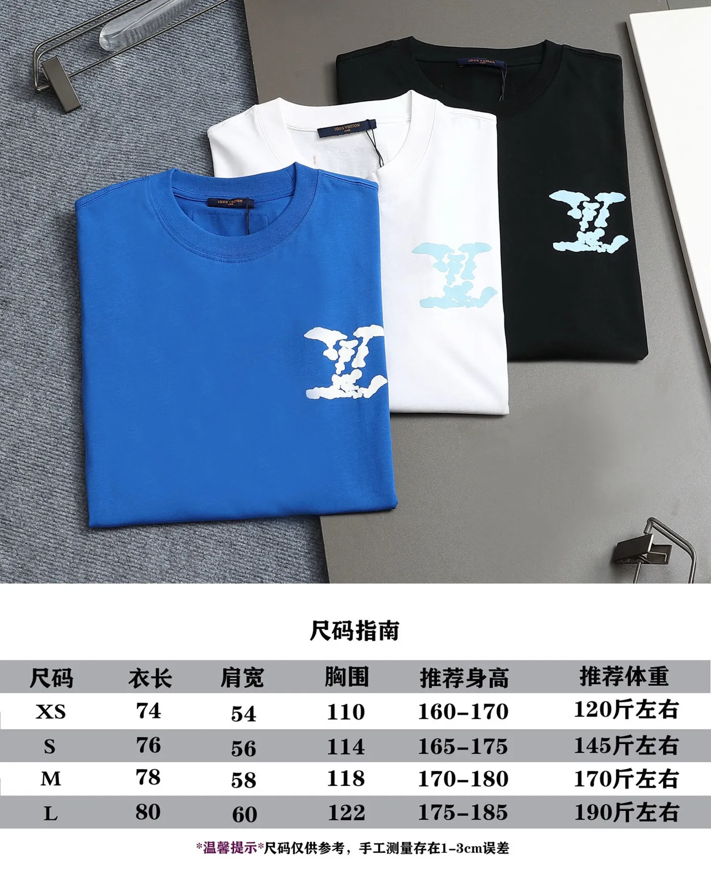 🅿️170 LouisVuitton/Louis Vuitton Foam printed T-shirt short sleeves High quality🔥High version Super iconic brand logo printing pattern The original printing is reproduced one to one, using imported puree and graffiti craftsmanship. The fabric is made of pure combed cotton. It is fresh and comfortable to match with sports shoes. Suitable for shopping and dating. When layered, it looks like a blogger. Low-key and tasteful. Original fabric 260g double yarn with high weight, 100% combed cotton, custom-woven and dyed with no color difference, no pressure in and out of the counter, through-shoulder strapping process, increased washing life of clothes, no deformation, high version digital printing process, no fading, bright colors, the same style as Internet celebrity stars, regardless of age, body shape or gender, super eye-catching, very fashionable ❤️❤️, very comfortable in hand, super texture, fashionable and individual, super versatile and good-looking, a must-have for everyone Better match for couples. Hang tag, collar label, washed wheat, all three labels are complete! ! Loose fit, same style for men and women Color: black/white/color blue Size: XS S M L